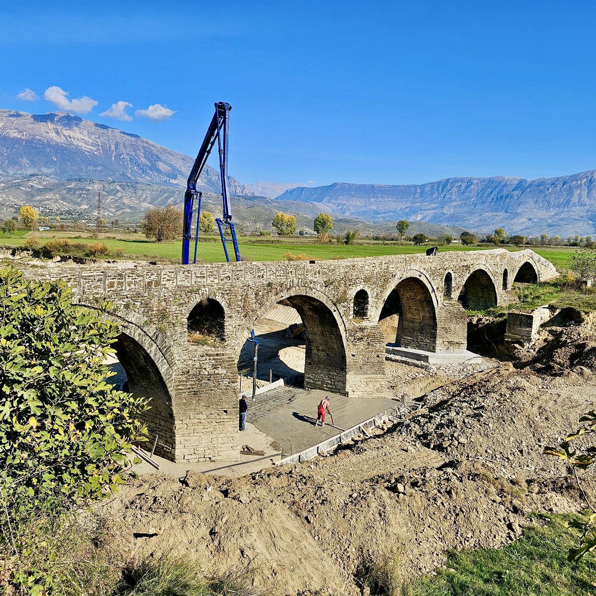 BGonxhja's tweet photo. 📍 Investimi më i madh në trashëgiminë kulturore të Gjirokastrës brenda një viti!

🔨 Projekte restaurimi në Monumente Kulture të Kategorisë I: Ura e Mesit, Ura e Benjës, Sarajet e Myfit Beut, kishat e Drinos, dhe më shumë.

🛡️ Trashëgimi + Turizëm = Zhvillim i qëndrueshëm! https://t.co/FsqhLk25aZ