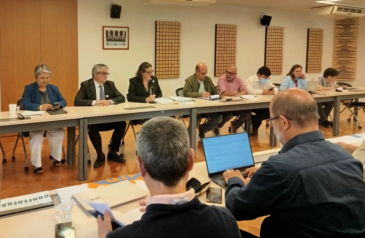ConfusamChile's tweet photo. Ahora, presidenta #ConfusamChile, Gabriela Flores: "esperamos que en la reunión de hoy el Gobierno ponga una cifra de #reajuste de remuneraciones sobre la Mesa".
#MesaSectorPublico
#3porcientoreal
#AtencionPrimaria https://t.co/k8iz7GBZRM