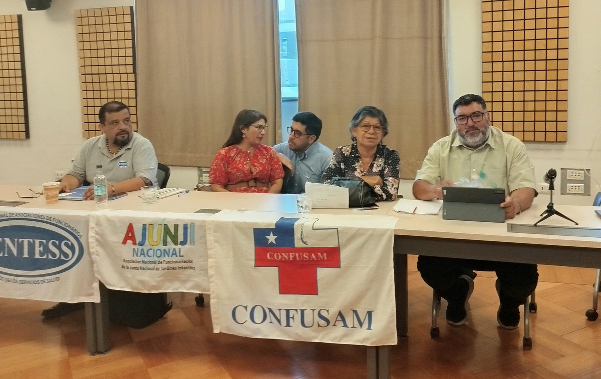 ConfusamChile's tweet photo. Ahora, presidenta #ConfusamChile, Gabriela Flores: "esperamos que en la reunión de hoy el Gobierno ponga una cifra de #reajuste de remuneraciones sobre la Mesa".
#MesaSectorPublico
#3porcientoreal
#AtencionPrimaria https://t.co/k8iz7GBZRM