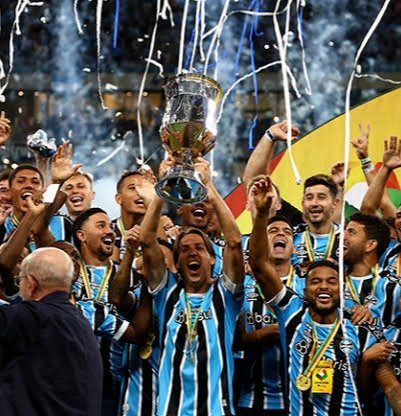 JairoKuba's tweet photo. Porto Alegre tem 4 clubes profissionais que irão disputar a 1ª divisão do Gauchão em 2025:
#GrêmioFBPA 🇪🇪
#ECSãoJosé
#MonsoonFC
#SCInternacional 🇮🇩
Adivinhem qual o único que não levantou taça em 2024? https://t.co/qB0G1na0xt