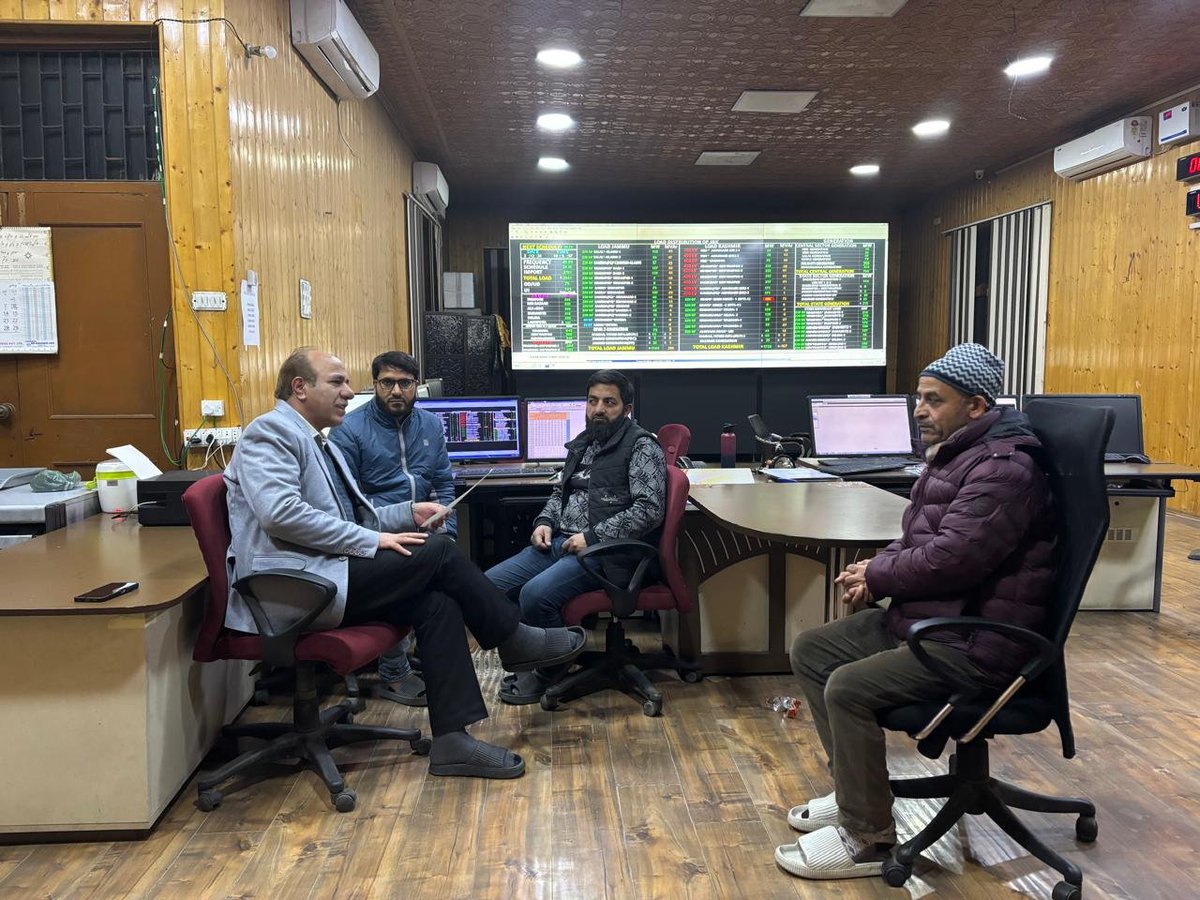 kpdcloffice's tweet photo. Er. Majeed Salroo, Ex. Engineer, ED I & STD I, #KPDCL, & team at SLDC📍Bemina Grid monitoring Kashmir Load at peak hours. 
Consumers are advised to use power judiciously & adjust load to avoid distress cuts. 
@diprjk @OfficeOfLGJandK @nasirsogami @DullooAtal @GreaterKashmir
