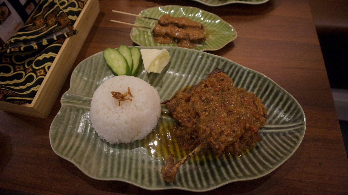 BEAUVERlA's tweet image. today i walked five miles after work and i had Balinese roasted duck for dinner 🦆