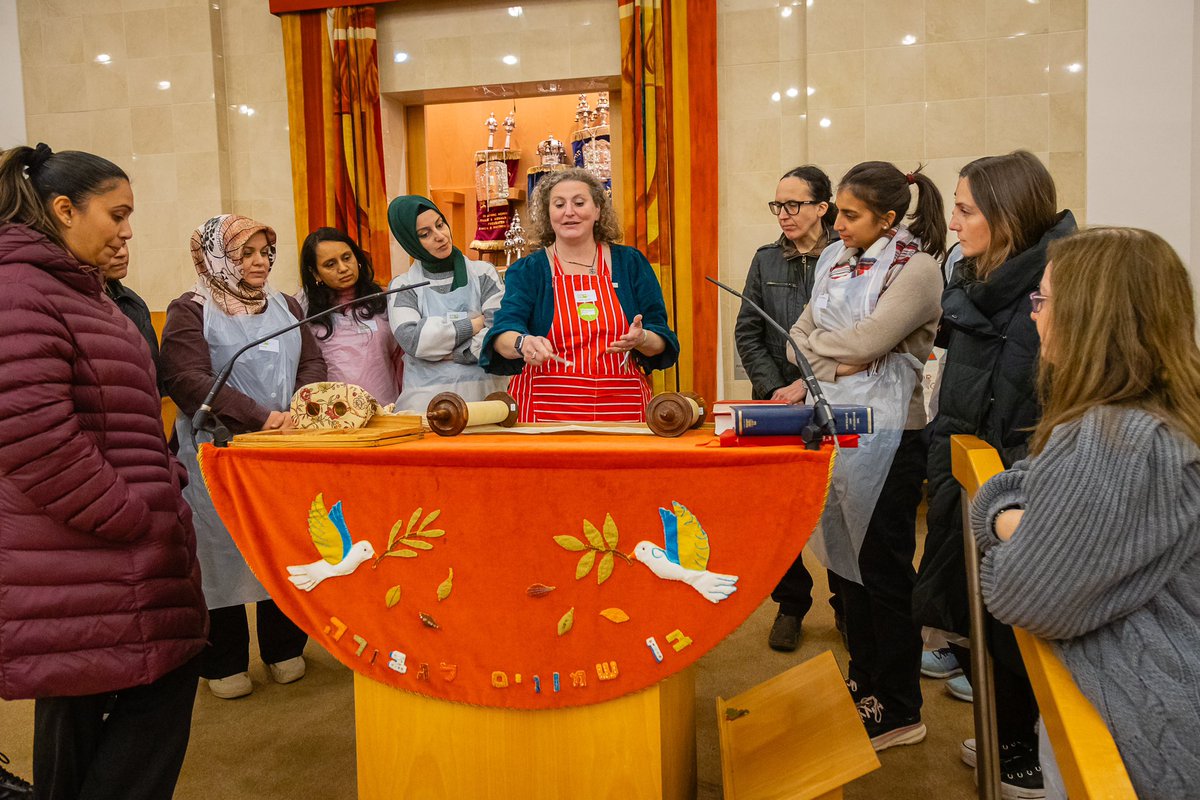 A beautiful moment from the EHRS &amp; Neasden Temple Mitzvah Day interfaith cooking event 🤍🕍

While guests took turns in the kitchen, other guests were taken into the sanctuary and Rabbi Debbie shared a bit more about her services, showing guests the Torah’s and the open ark.