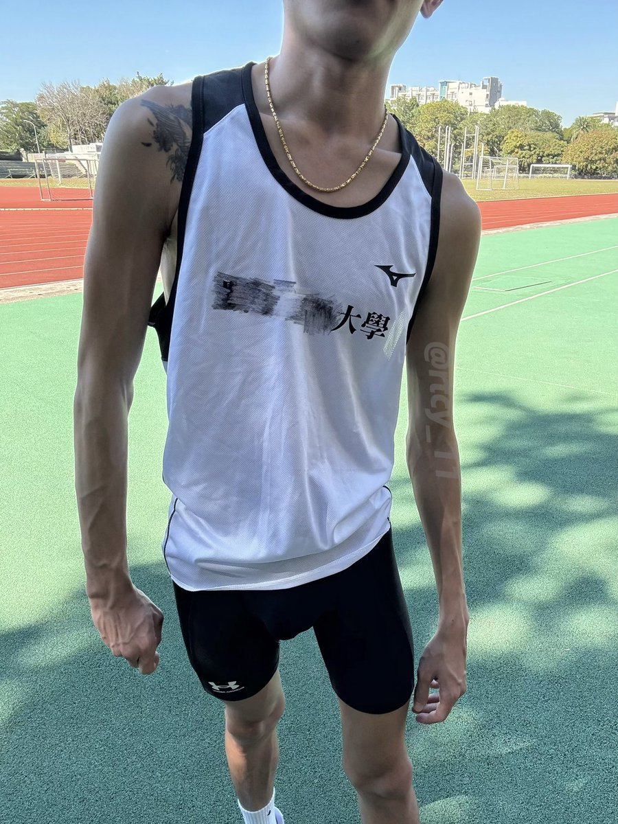 ：學弟暖身先去跑3000啊
🏃：蛤學長很累欸
：你要跑還是回休息室跪著😈
—
#田徑 #原味私訊