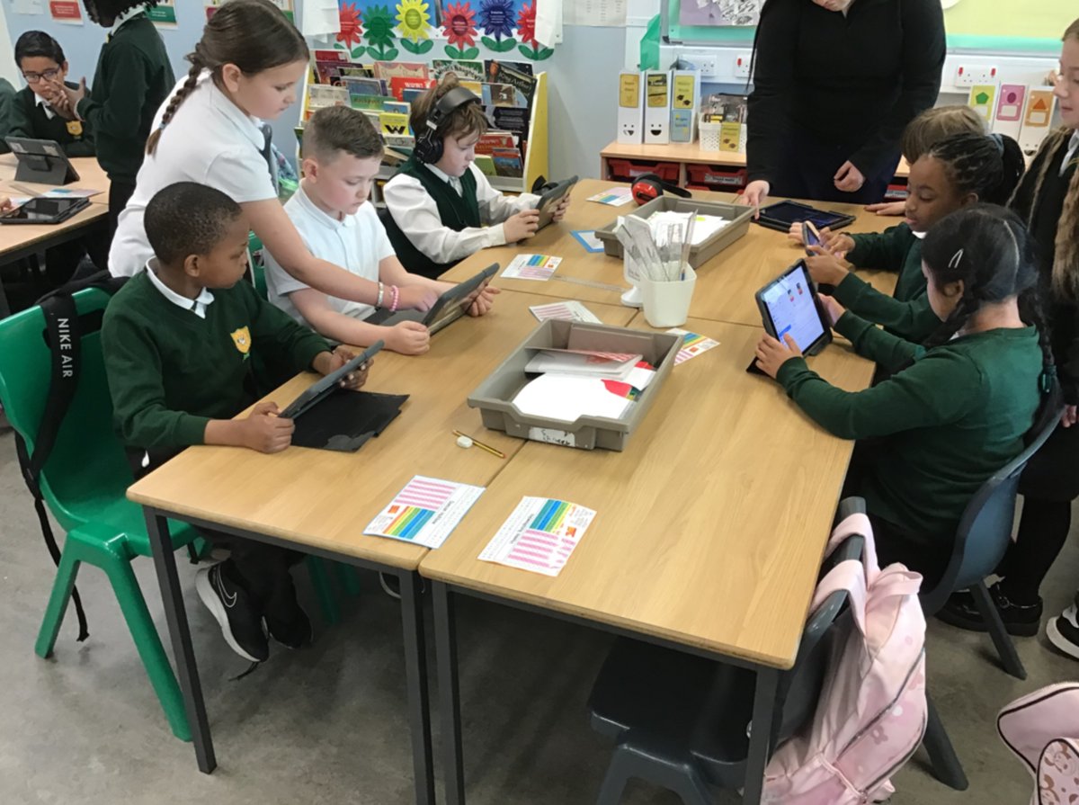 P5 digital leaders and P6 digital ambassadors were helping P4s with their  iPads. Thank you for all your help.⭐️