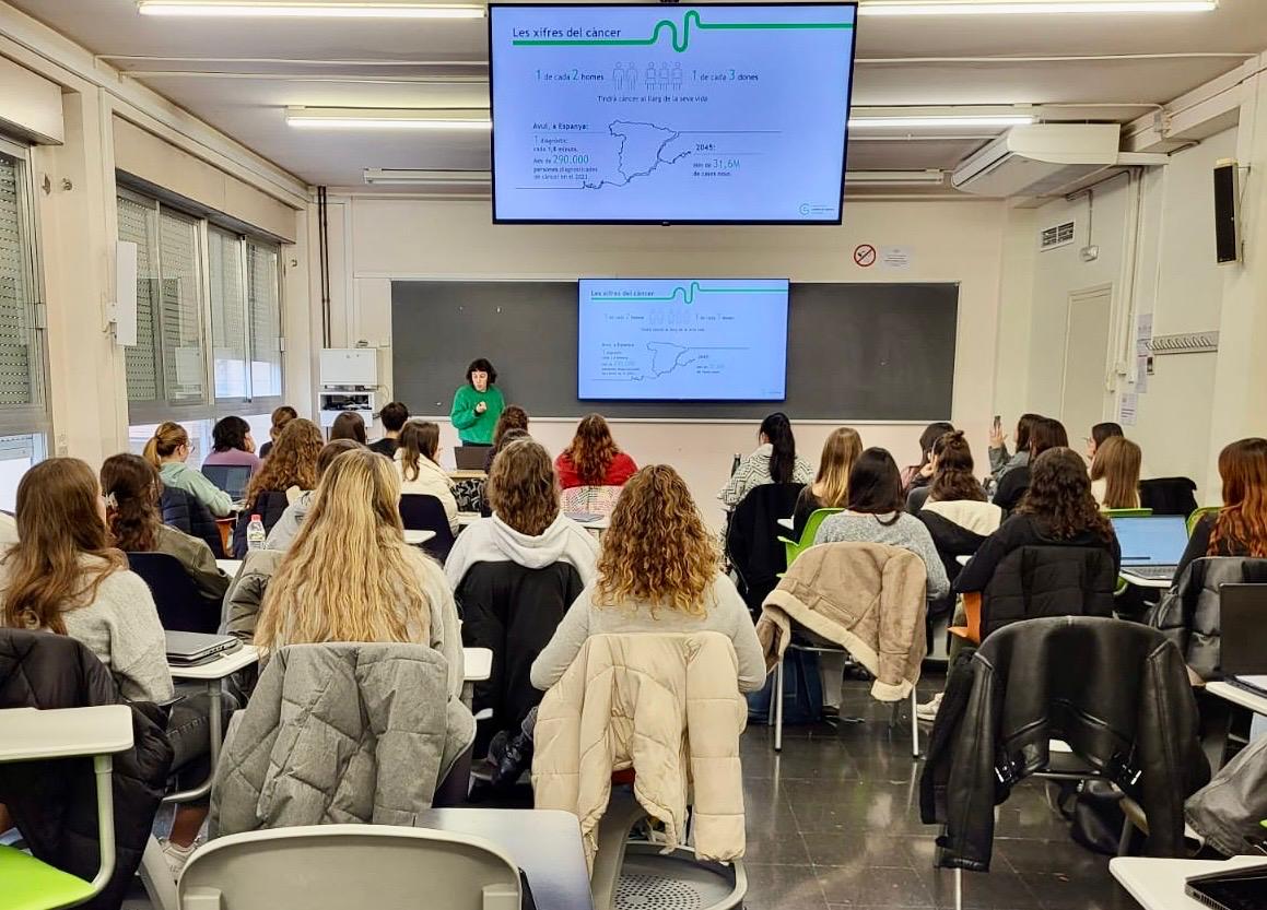 Expliquem el nostre Programa de Voluntariat a alumnes de 2n del Grau d'Infermeria de la UdG. És una iniciativa de la Càtedra de Salut, en el marc de l'assignatura de Salut Comunitària. L'objectiu és conscienciar l'alumnat i donar a conèixer els beneficis del voluntariat sanitari.