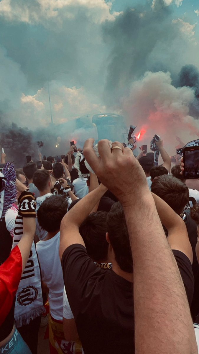 𝐕𝐔𝐄𝐋𝐕𝐄 𝐋𝐀 𝐂𝐎𝐏𝐀 🏆
Hoy es un día grande, hoy es día de Unión Deportiva Salamanca.
Os esperamos en el Grana y Oro desde las 17:30, estaremos vendiendo bufandas y pegatinas.
A las 19:10 todos en Fondo Norte para llevar en volandas al equipo.
NO FALLES!
<a href="/SalamancaCFUDS/">Salamanca UDS</a>