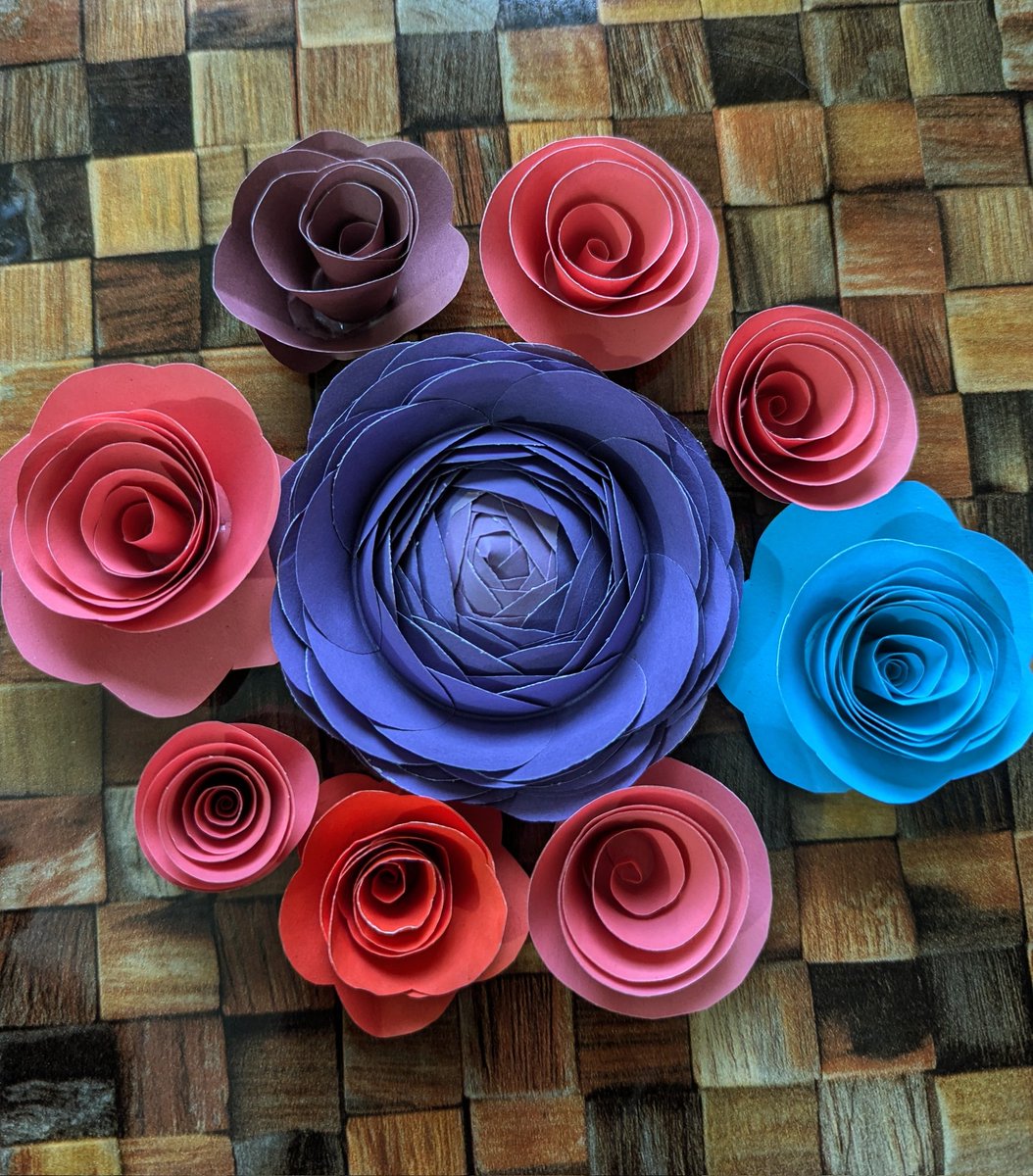 Sherajumart's tweet photo. Handcrafted with love, these delicate rose paper flowers bring timeless beauty to any space. 🌹✨🌹

#HandmadeWithLove #PaperFlowers #CraftedBeauty #sherajumartandcraft https://t.co/AXIypcjrJP