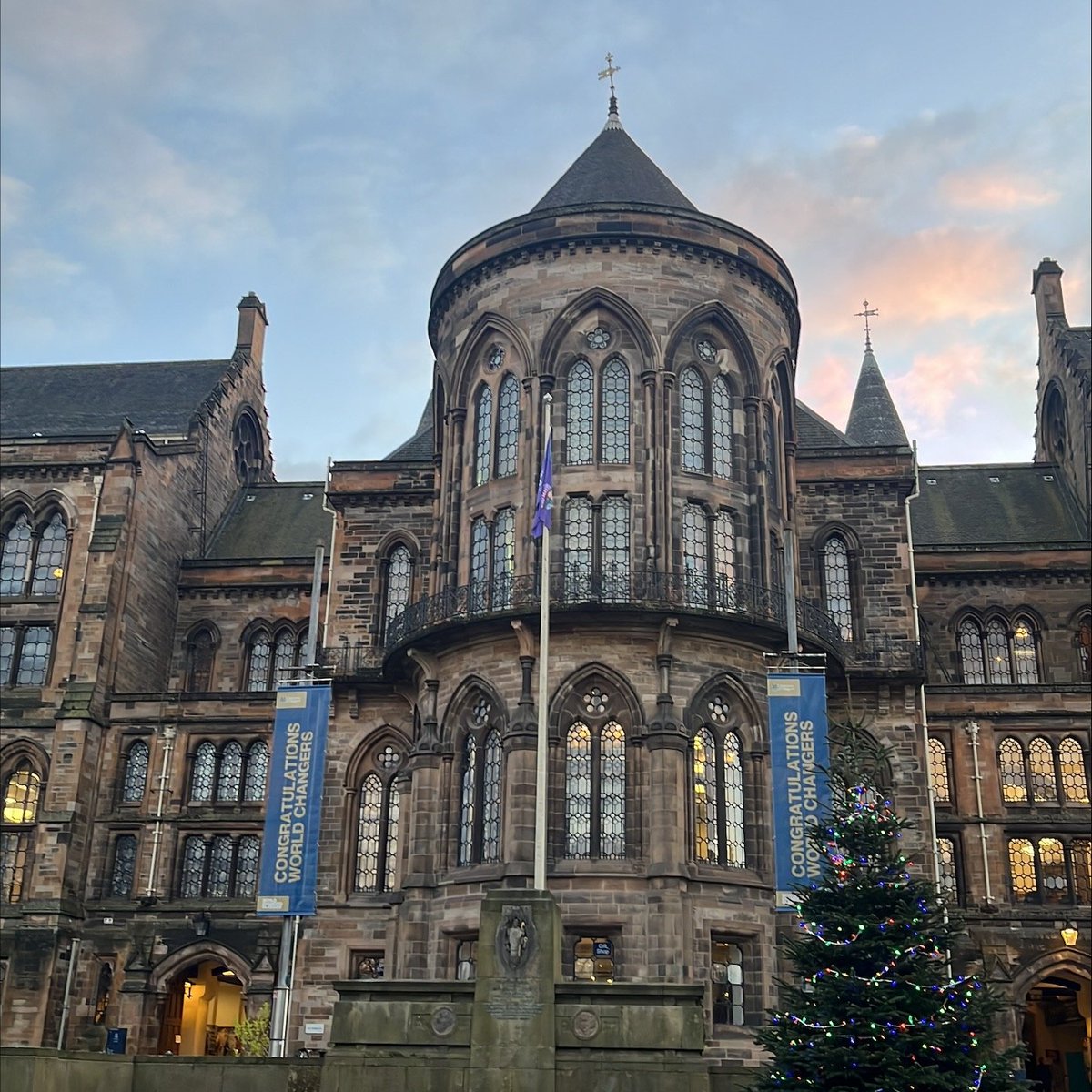 UofG colleagues considering X and Bluesky, <a href="/tashaquinn19/">Tasha Quinn</a> &amp; I wrote a piece for internal news about our plans, recognising that social media is an ever-evolving medium &amp; we constantly evaluate the channels we use to present UofG. Hope our advice is helpful.
gla.ac/3BbErIn