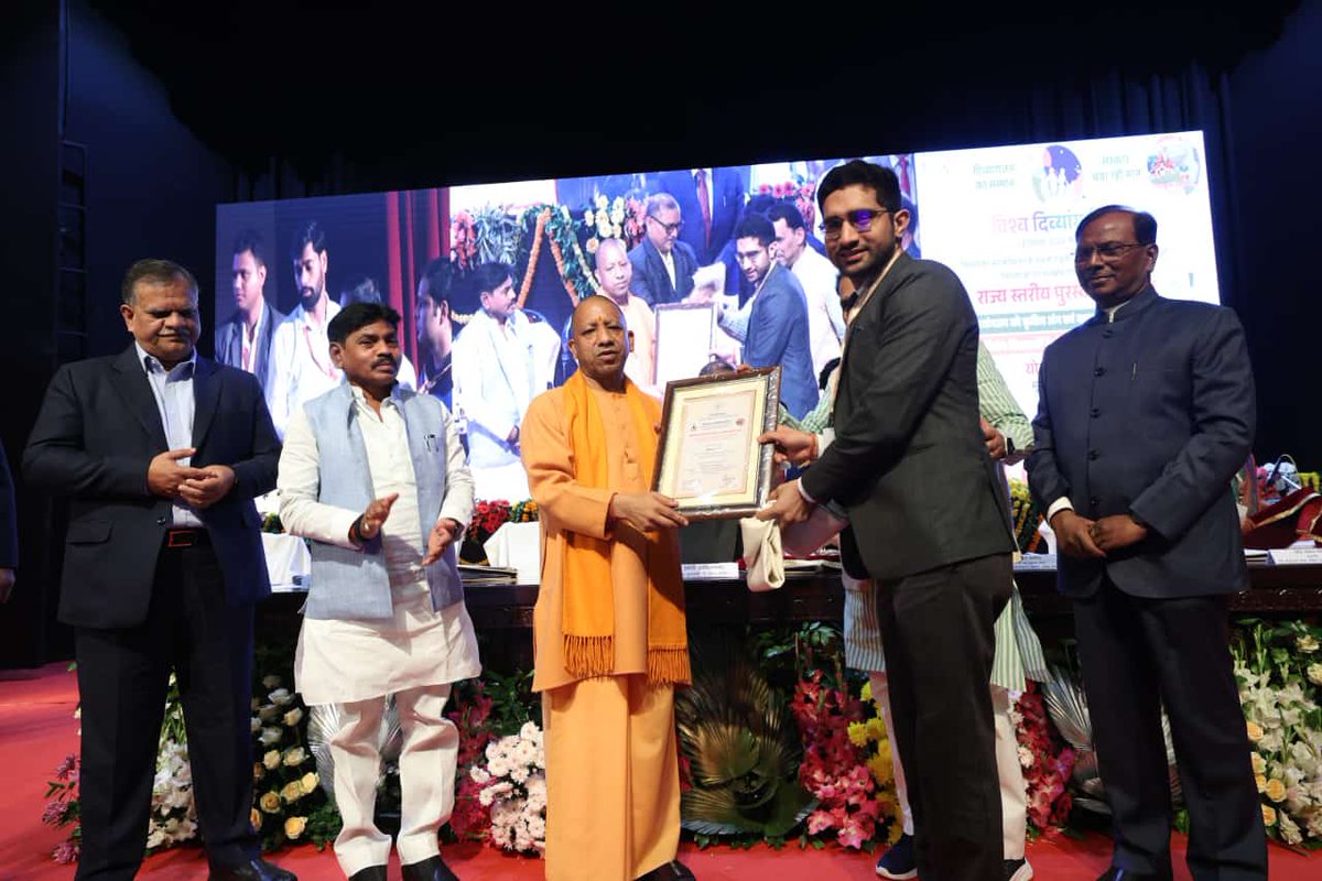 HimanshuN_ias's tweet image. District Varanasi has been awarded as the &quot;Best District for Rehabilitation of Differently Abled&quot; for 2024. Received the award for the same from Hon&apos;ble CM @myogiadityanath on behalf of District Administration on International Day of Differently Abled. Kudos to the whole team.