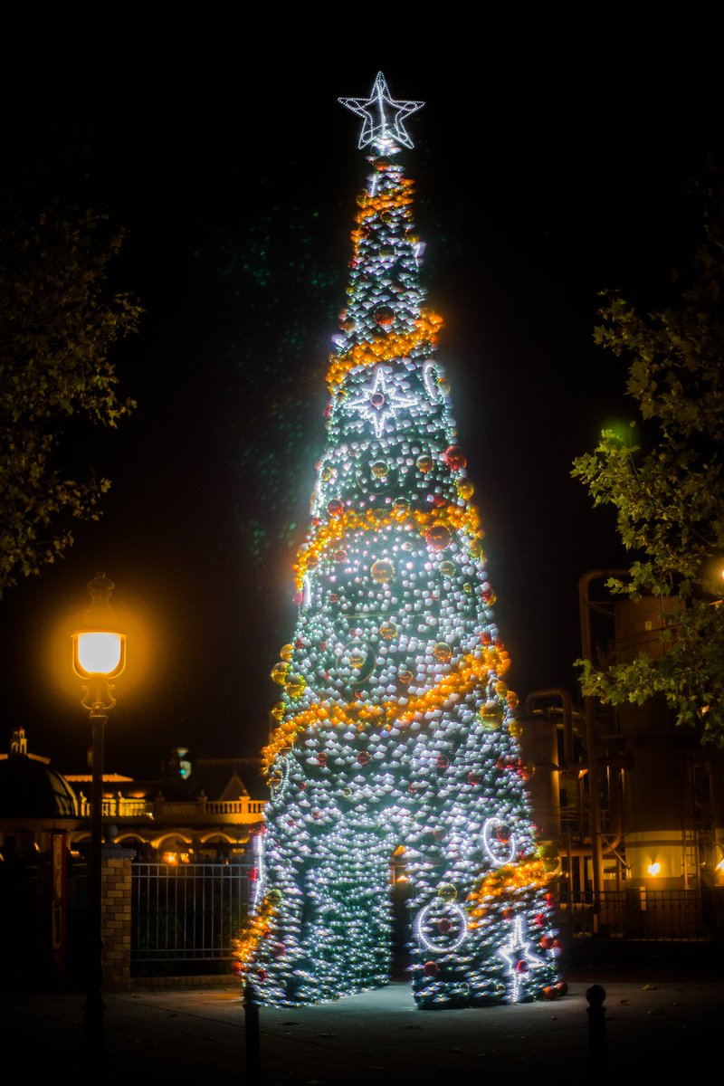 ParqueWarner's tweet photo. Pasar el Puente de Diciembre en Madrid, puede verse así. ✨ #ChristmasStudios: solo en #ParqueWarner.

🎄https://t.co/8pGiY4E6A2 https://t.co/FAXC6NIgqQ