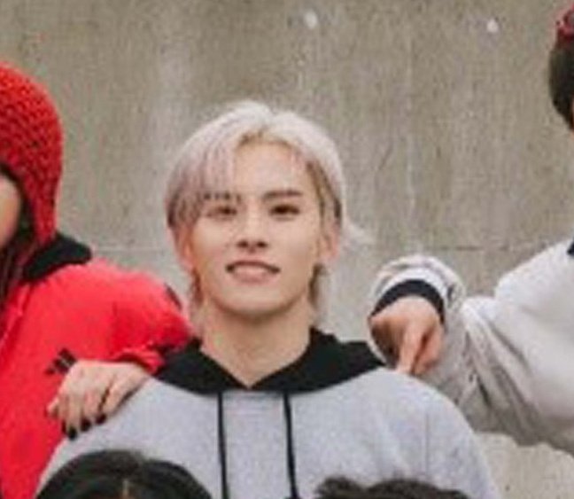 wec565656's tweet image. かっこいい手🐰とかわいい手👽️に挟まれる川西拓実🍓

#adidasessentials 
#JO1 @official_jo1