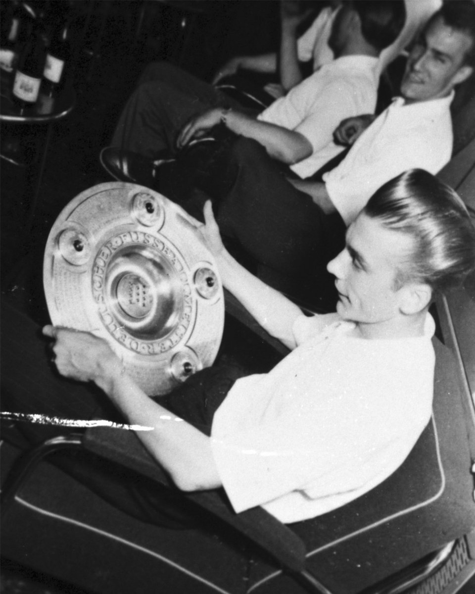 Heute vor drei Jahren mussten wir Abschied von Horst Eckel nehmen, der nicht nur zweifacher Deutscher Meister mit dem FCK und Held von Bern '54, sondern vor allem eine außergewöhnliche Persönlichkeit war. 

Du wirst niemals vergessen, Windhund 🖤🕯️