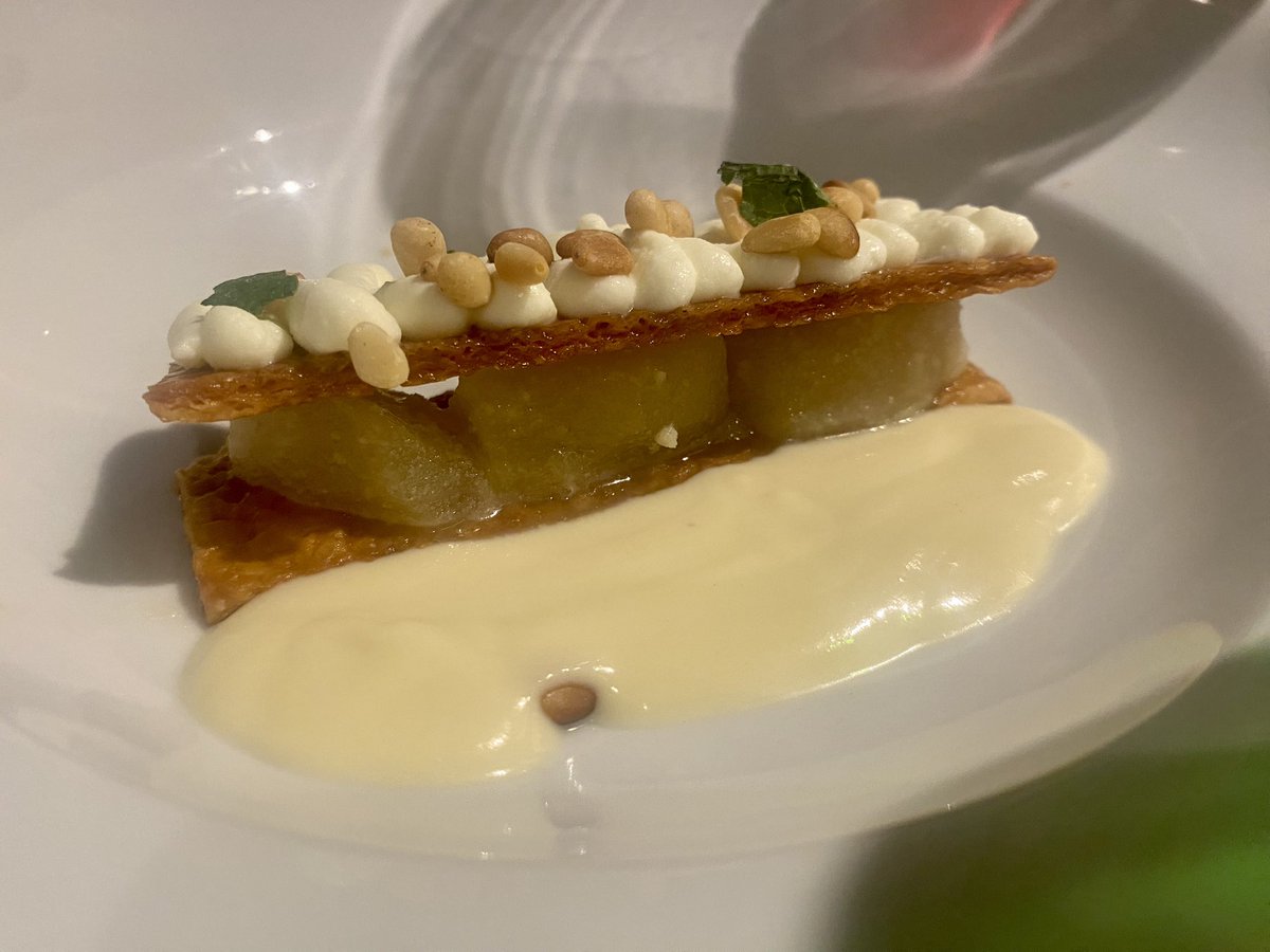 Bonbibendum's tweet photo. Siempre había comido muy bien en el piso superior de #Varra, pero mi última visita no pasó de simplemente aceptable: un arroz con tuétano y navajas insulso y unas albóndigas correctas. Lo mejor, los postres: “tatin” de pera con crema inglesa y su imprescindible flan. https://t.co/2xHKThOEyT
