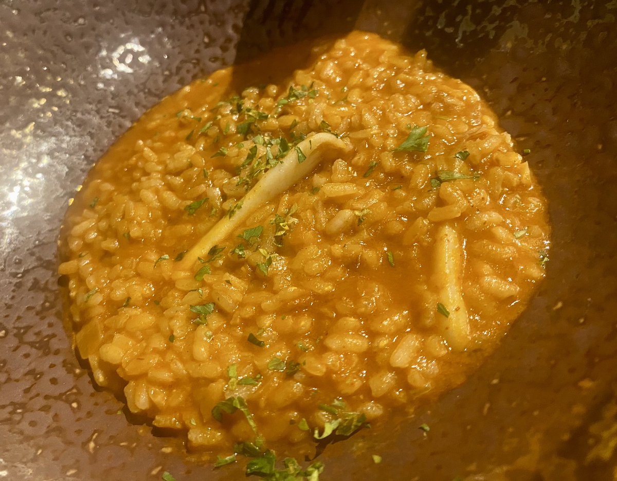 Bonbibendum's tweet photo. Siempre había comido muy bien en el piso superior de #Varra, pero mi última visita no pasó de simplemente aceptable: un arroz con tuétano y navajas insulso y unas albóndigas correctas. Lo mejor, los postres: “tatin” de pera con crema inglesa y su imprescindible flan. https://t.co/2xHKThOEyT