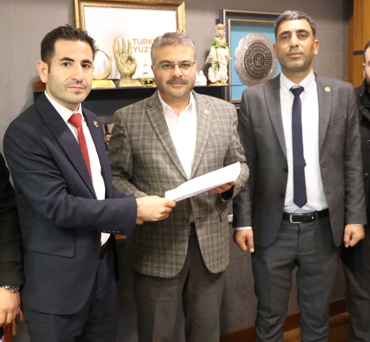 Yardımcı Hizmetler Sınıfı Eğitim Sendikası (@yhsegitimsen) on Twitter photo Ak parti aydın milletvekili Sayın <a href="/avomerozmen/">Ömer Özmen</a> vekilimize #YardımcıHizmetlerSınıfı dosyamızı teslim ettik Desteklerinden dolayı teşekkür ederiz <a href="/yhsplatform/">Yardımcı Hizmetler Sınıfı Platformu</a> <a href="/YhsPlatformu/">Yardımcı Hizmetler Sınıfı Platformu</a> Ak parti aydın milletvekili Sayın <a href="/avomerozmen/">Ömer Özmen</a> vekilimize #YardımcıHizmetlerSınıfı dosyamızı teslim ettik Desteklerinden dolayı teşekkür ederiz <a href="/yhsplatform/">Yardımcı Hizmetler Sınıfı Platformu</a> <a href="/YhsPlatformu/">Yardımcı Hizmetler Sınıfı Platformu</a>