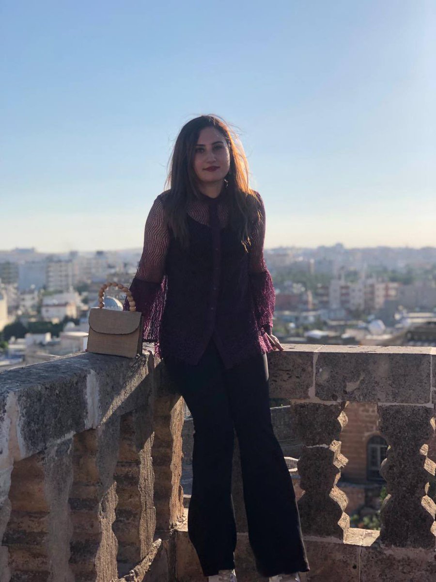 KadinCinayeti's tweet photo. 🟣 Rıdvan Bulunmaz, vurularak ağır yaralanan Pınar'ı hastaneye götürmek yerine eve gidip kıyafetini değiştirdi, ellerini yıkadı. Pınar hastaneye zamanında yetişmediği için hayatını kaybetti.
🟣 Şüphelinin 2 mermisi kayıp, polis tarafından araştırılmadı.
🟣Şüpheli lehine beyanları ile tahliye olmasını sağlayan kişi ile arasında onlarca telefon görüşmesi gerçekleştiği ortaya çıktı.
🟣 Şüpheli ev hapsindeyken, haftada iki gün imza atma koşuluyla serbest bırakıldı.

Pınar Bulunmaz'ın şüpheli ölümünü karanlıkta bırakmayacağız. Yetkililer bu şüpheli ölümdeki soruları aydınlatmak zorundadır. Sürecin takipçisiyiz.