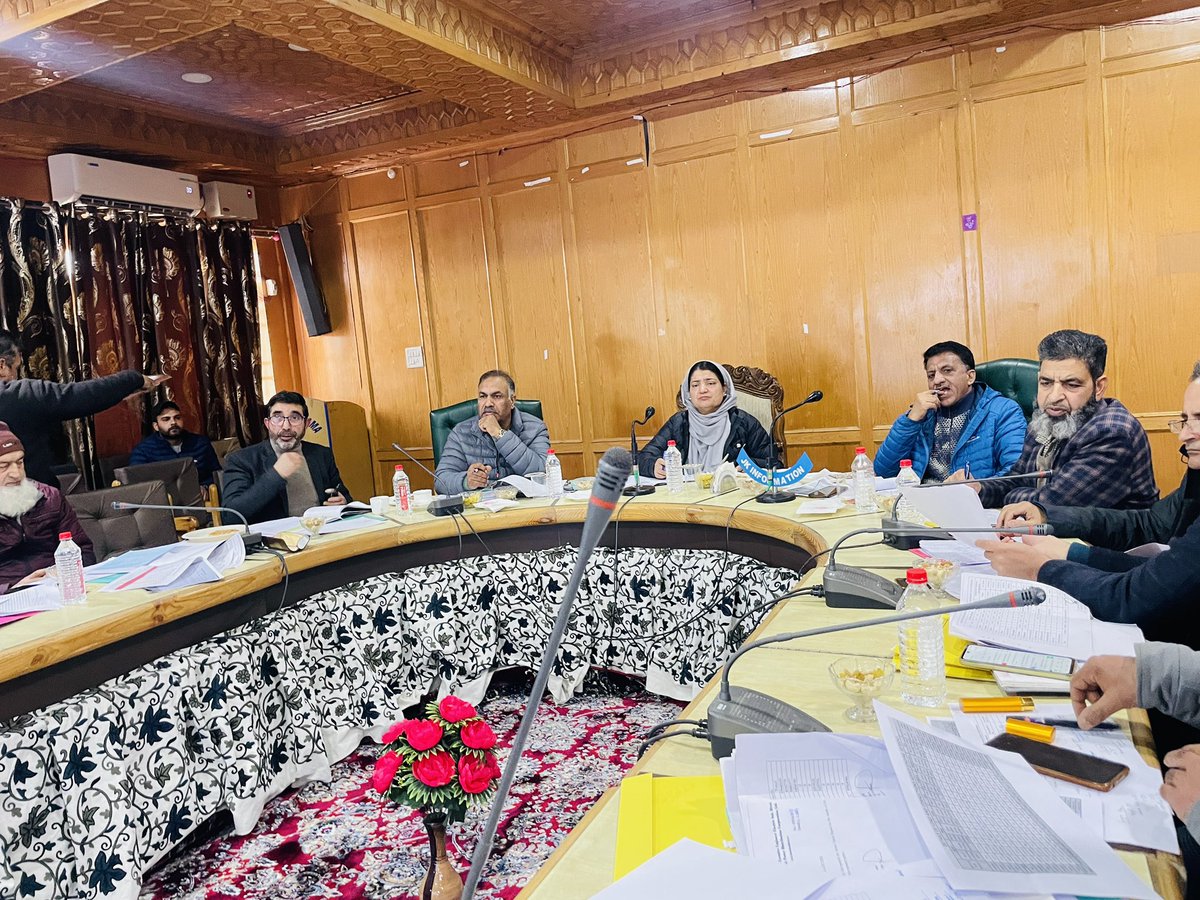 cekpdcl's tweet photo. Chief Engineer, Distribution KPDCL chaired a meeting to review the performance  in respect of O&amp;M Circle Pulwama. Later on visited GIS Lassipora to took stock of power scenario in the District.
@diprjk @kpdclofficial @OfficeOfLGJandK @PulwamaStd @MinOfPower https://t.co/ZuWM68H4FZ