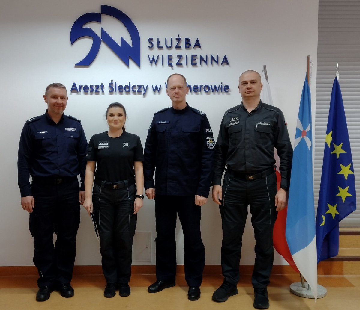 AS_Wejherowo's tweet photo. 3 grudnia br. podczas spotkania kpt. Doroty Boguszewicz – Dyrektor Aresztu Śledczego w Wejherowie z mł. insp. Mariuszem Mejerem – Komendantem Powiatowym Policji w Wejherowie zawarto porozumienie w sprawie trybu współdziałania Służby Więziennej z Policją. https://t.co/ctRTXDgwzl https://t.co/gLkdvkkhA9