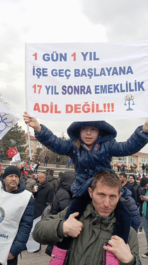 EmadDernegi's tweet image. Teşekkür Mesajı 🙏🙏🙏👨‍👩‍👧‍👧👨‍👩‍👧‍👧👨‍👩‍👧‍👧

Değerli Emadder Üyelerimiz,

Birlikte çıktığımız bu zorlu yolda gösterdiğiniz eşsiz emek ve özveri sayesinde Emeklilikte Adalet Derneği (Emadder) olarak kısa sürede büyük adımlar attık. 3 Mart 2023 tarihinden sonra başlayan Kademeli Emeklilik