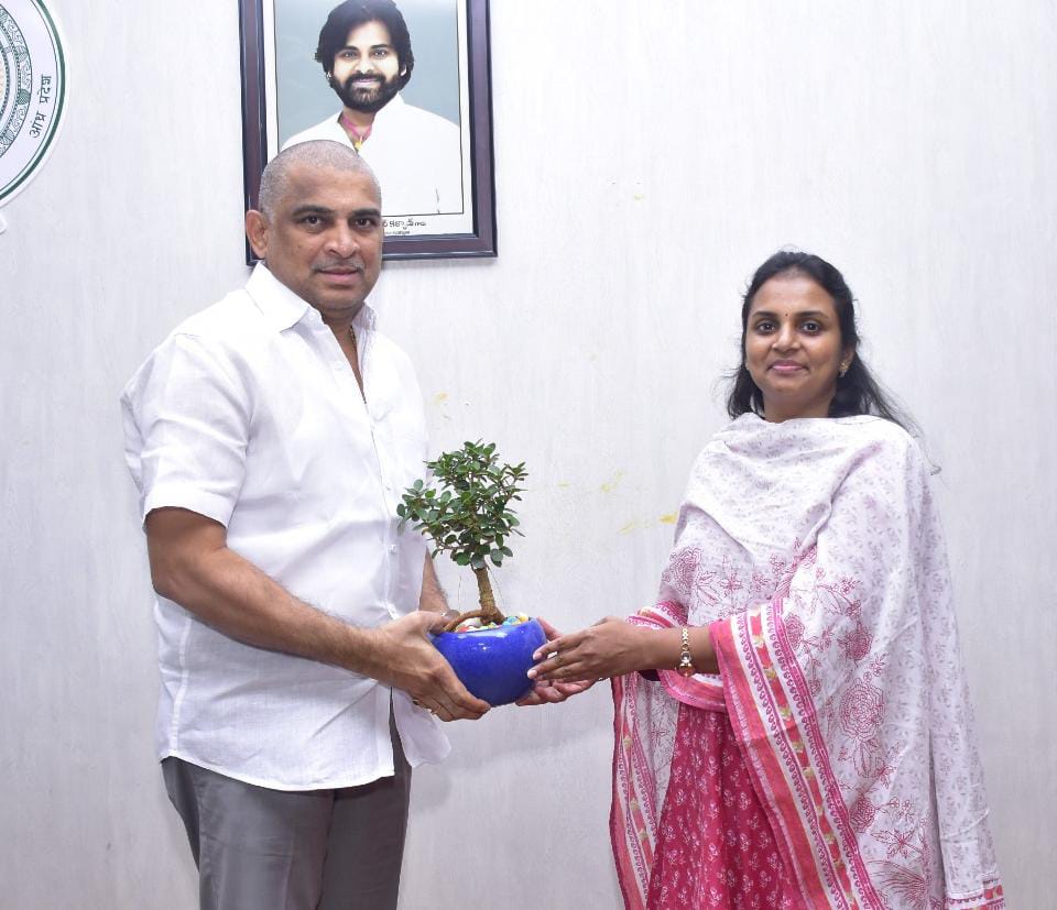 JSPSrinivasarao's tweet photo. ఏపీ మెడికల్ సర్వీసెస్ &amp; ఇన్ఫ్రా స్ట్రక్చర్ డెవెలప్మెంట్ కార్పొరేషన్ చైర్మన్ గా బాధ్యతలు స్వీకరించిన సందర్భంగా #APMSIDC కార్యాలయంలో #APMSIDC - V.C &amp; Managing Director Dr. A. Siri, I.A.S. గారు వారిని మర్యాదపూర్వకంగా కలిసి శుభాకాంక్షలు తెలియజేయటం జరిగింది. https://t.co/FKl1yLiTcI