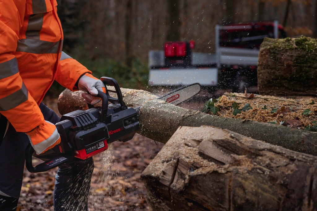 kress_uk's tweet photo. Cutting-edge performance meets sustainability with the Kress KC300.9 battery chainsaw!🌿

Find out more: https://t.co/wczZP3s5rr

#Kress #BatteryPower #SustainableLandscaping #Arborist https://t.co/hoZLGINjSO