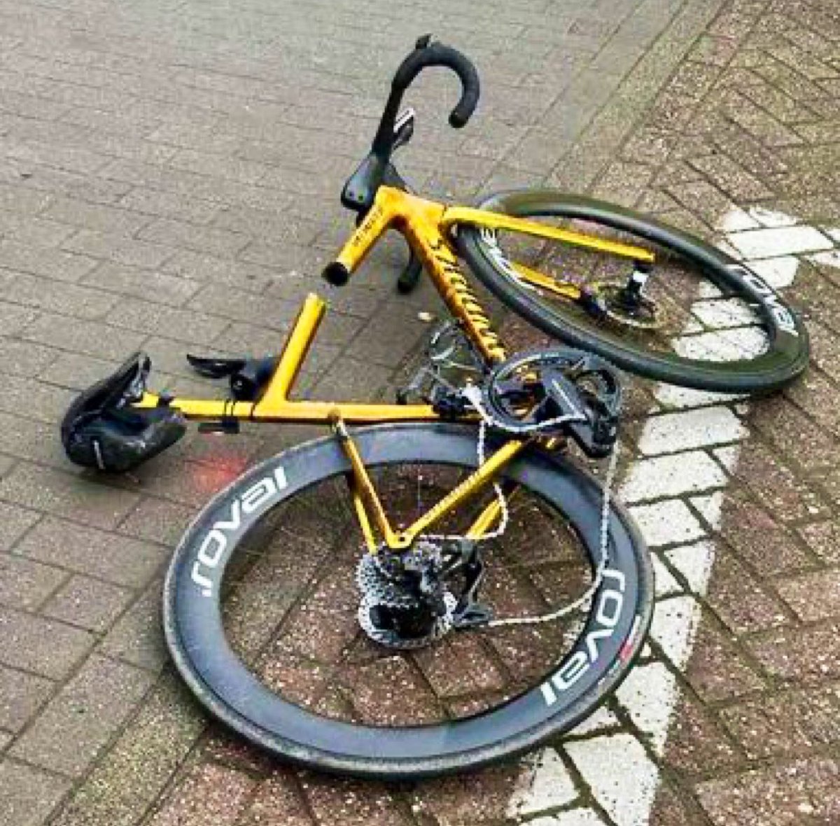 Aunque aún no hay reporte oficial, parece que una furgoneta de correo en Bélgica abrió una puerta al paso de Remco Evenepoel durante su entrenamiento causando una colisión. Remco fue al hospital consciente pero con dolores en hombro y mano, la bici se partió.