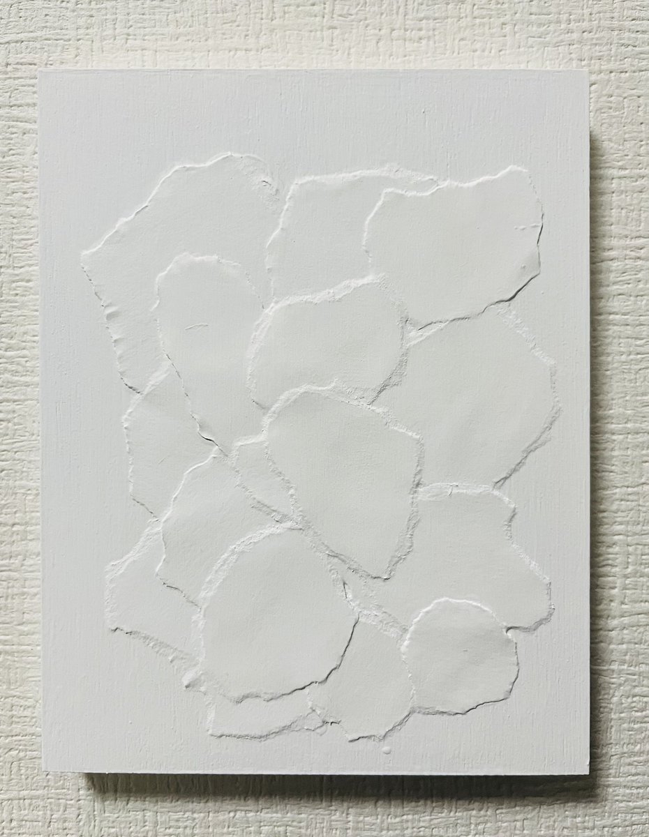 白景　（コラージュ）
個展の時にフォトカードで使った紙をちぎり、アクリル絵具で仕上げました。
先日のスカラベ展に出品した作品です。
#ミニマムアート#アー#コラージュアート
#抽象表現#クラフトアート#白い作品
