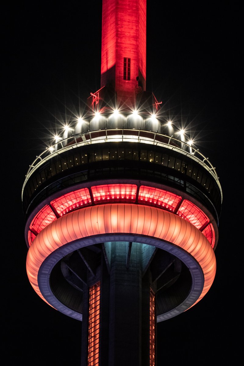 TourCNTower's tweet photo. Tonight the #CNTower will be lit red, orange and white for Giving Tuesday / Ce soir la #TourCN sera illuminée en rouge, orange et blanc pour le Mardi je donne. https://t.co/wOpsQJUerx