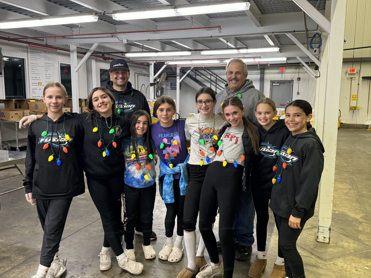 CDFusionSB's tweet photo. 12u volunteering at the Regional Food bank last night! https://t.co/vuQlXJn48q