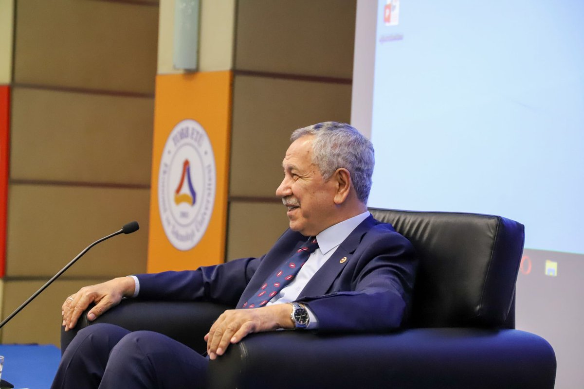 TOBB Ekonomi ve Teknoloji Üniversitesi’nde düzenlenen Diplomasi ve Uluslararası Hukuk Zirvesi’nde değerli akademisyenler ve öğrencilerle bir araya geldik. Parlamenter diplomasi ve Türk dış politika hedeflerini ele aldığımız bu zirveye beni davet eden öğrenci topluluğuna ve