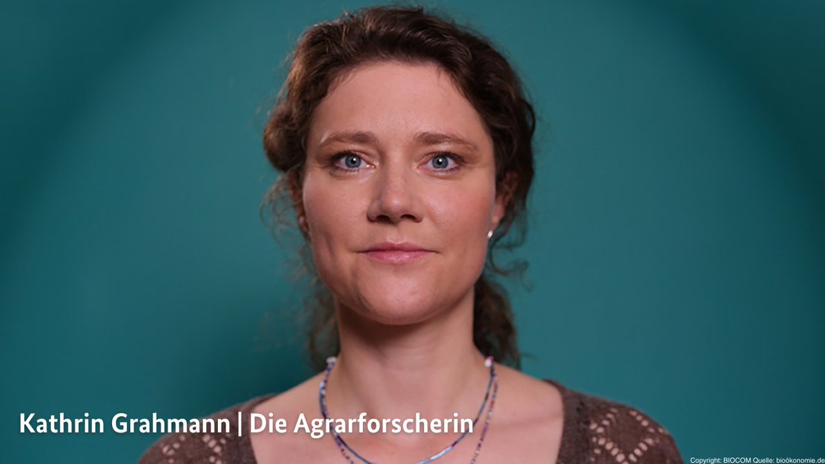 biooekonomieDE's tweet image. Video-Ausstellung #ZukunftBioökonomie 
Kathrin Grahmann | Die Agrarforscherin 
Die 37-jährige Agrarforscherin leitet eine BMBF-geförderte Nachwuchsgruppe in Müncheberg, Brandenburg.
Ihr Weg? Nicht immer geradlinig:  t.ly/4GoEA 
📹 Alle Folge: t.ly/kiPE3