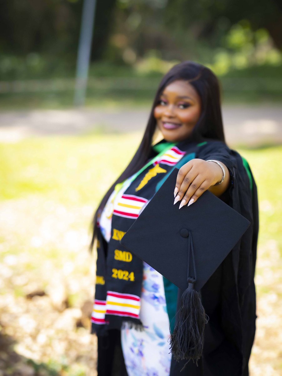 AsaaOffiong's tweet photo. 🎓🎓 https://t.co/8GQxPbCvh0