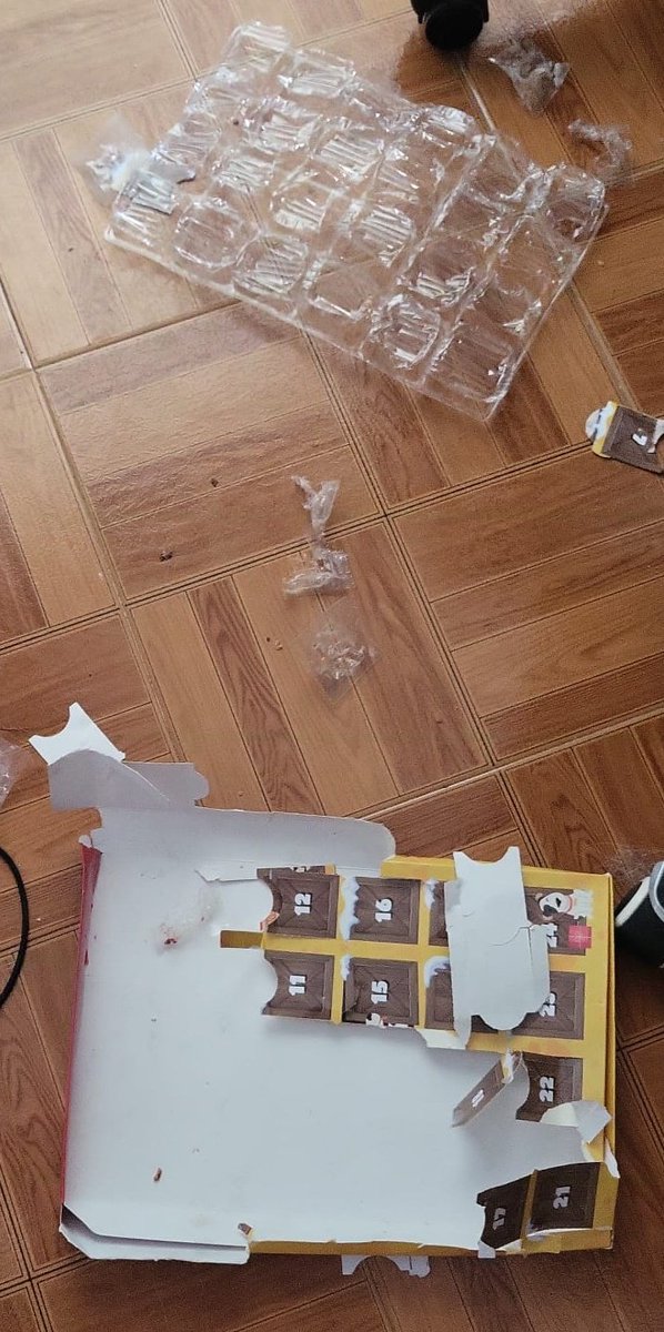 Winuefication's tweet photo. Que dice nuestro perro que no. Que eso de ir día a día que pasa. Que lo quiere todo YA. 

Maldito perro Grinch. HALA, YA ESTÁ. SE ACABÓ LA NAVIDAD. https://t.co/ldlE6xROVF