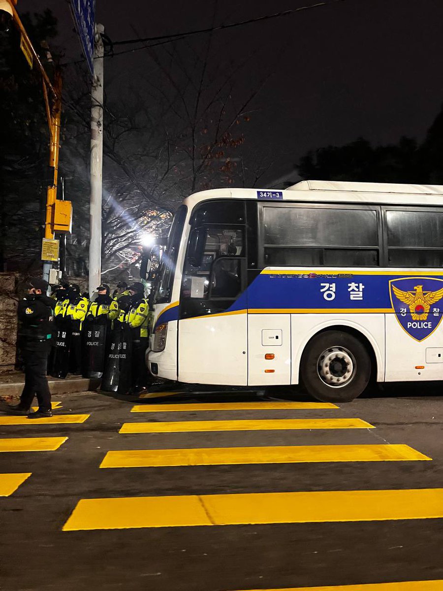 ddanzis's tweet image. 현재 국회 주변 문들은 경찰차에 둘러쌓여 있습니다. 이 뭔… 

#비상계엄