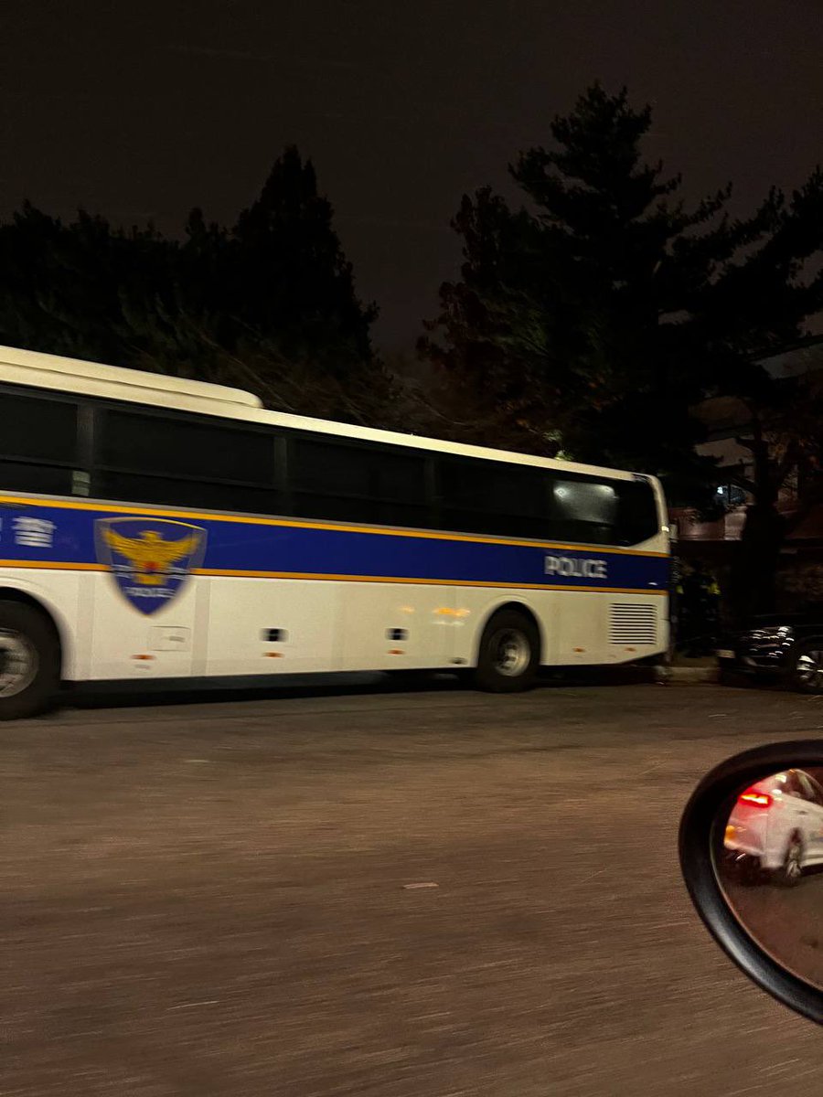 ddanzis's tweet image. 현재 국회 주변 문들은 경찰차에 둘러쌓여 있습니다. 이 뭔… 

#비상계엄