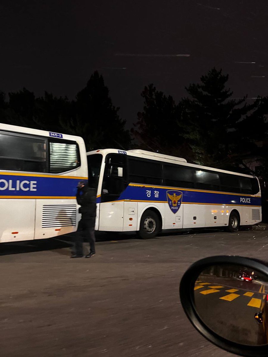 ddanzis's tweet image. 현재 국회 주변 문들은 경찰차에 둘러쌓여 있습니다. 이 뭔… 

#비상계엄