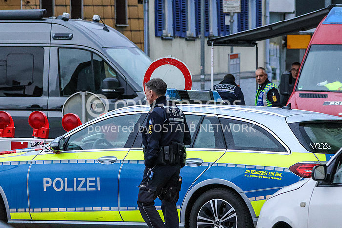Delaborierer des LKA der Polizei sind bei einer geplanten Durchsuchung eines Wohnhauses im Einsatz. Nach Angaben der Polizei sei nicht auszuschließen, dass einer der Bewohner im Besitz von Waffen und Sprengstoff ist.

Foto: onw-images / Stephan Klaiber+++ © +++ 03.12.2024
