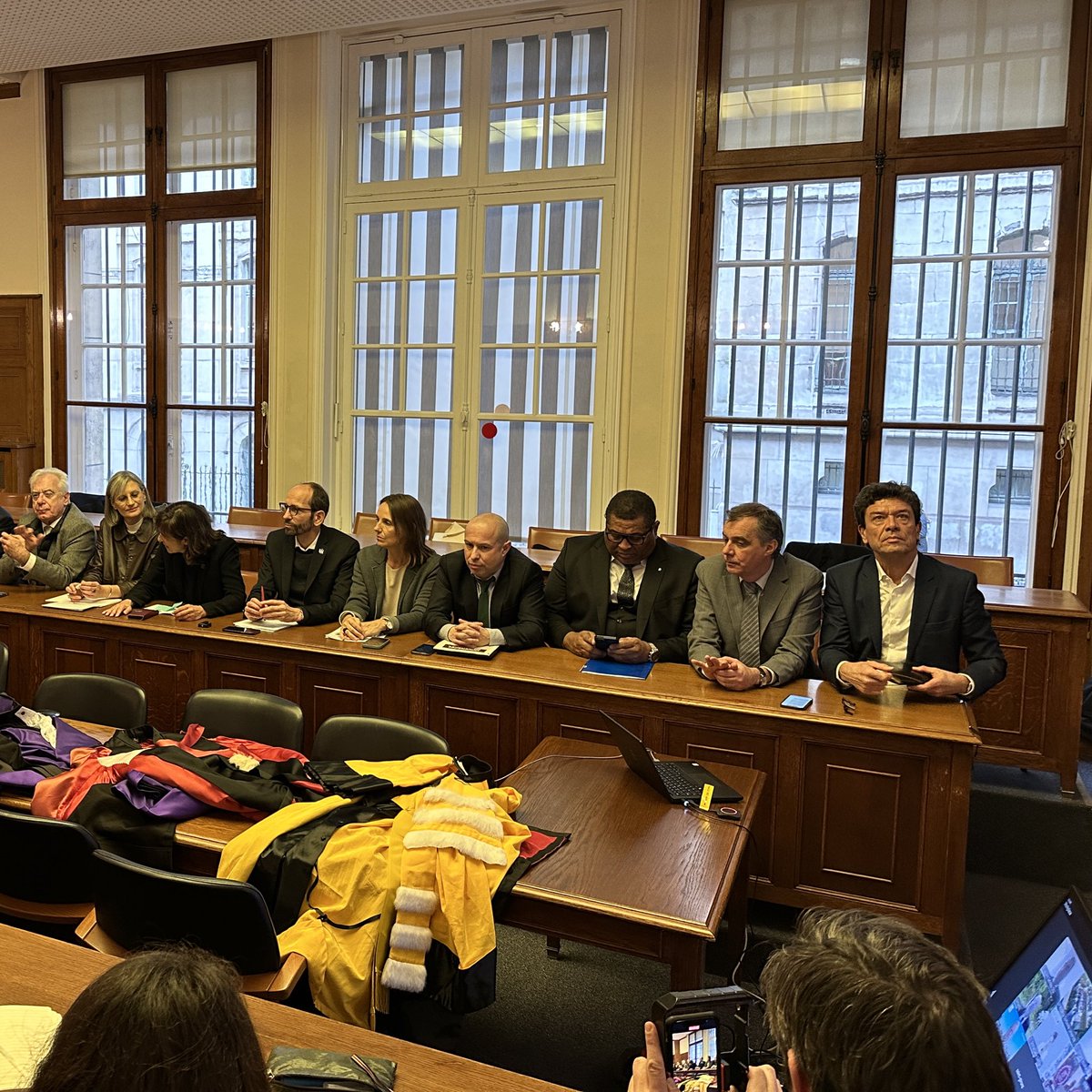 #UniversitesEnDanger 
#Budget2025 le président de l’EHESS @huret_romain insiste sur la jeunesse qui paye le prix fort de ces mesures : « On est là pour défendre notre jeunesse. La question est de savoir comment assurer une redistribution juste à notre jeunesse. »