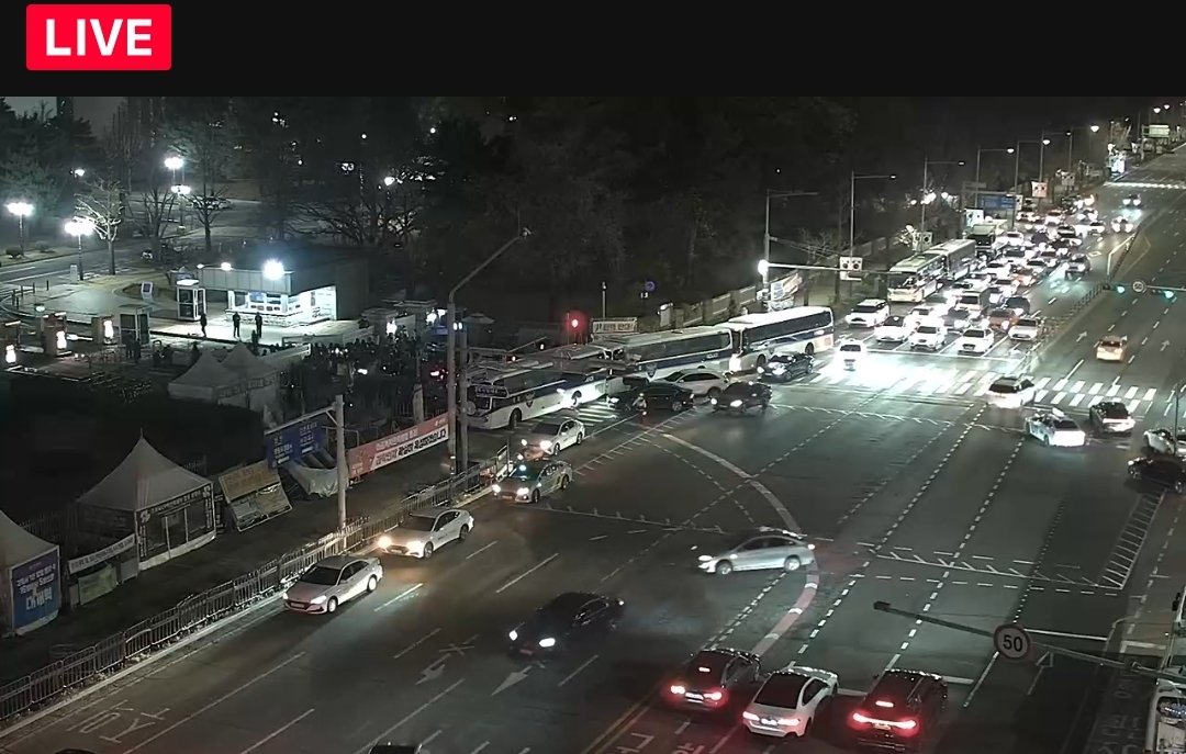 jongmanideul's tweet image. 지금 국회 막은거 실화냐 아 미친 말이되냐고 비상계엄이