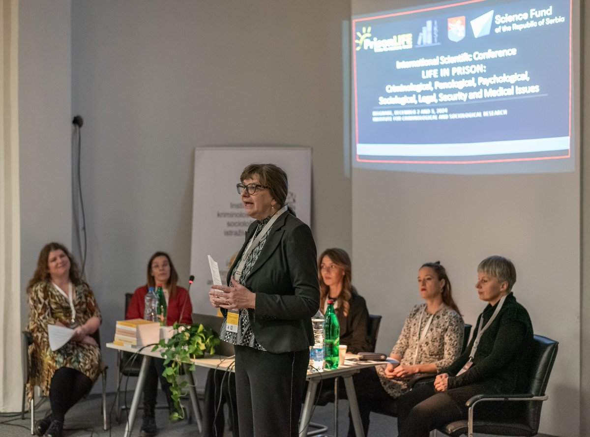 prisonLIFEserb's tweet photo. PrisonLife in 21st Century 
 
Sesija istražuje kako zatvorska arhitektura utiče na život zatvorenika i osoblja, opravdanost primene video-nadzora u zatvorima i ulogu religije kao faktora podrške u smanjenju izolacije i jačanju osećaja pripadnosti. https://t.co/KQTUhrHdXq