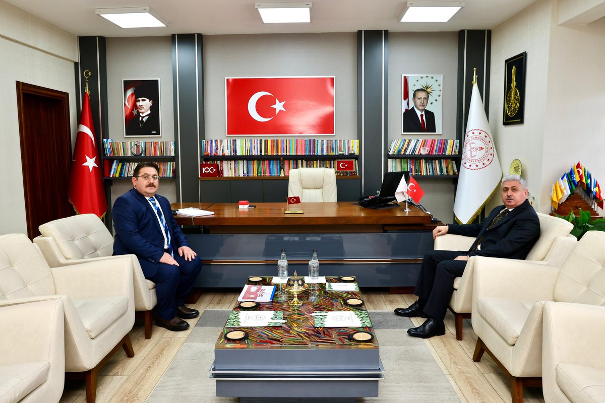 SakaryaValiligi's tweet photo. Valimiz Sayın Rahmi DOĞAN, İl Milli Eğitim Müdürlüğünü ziyaret ederek, İl Müdürü Coşkun BAKIRTAŞ, müdür yardımcıları ve diğer yetkililerle toplantıda bir araya geldi.

İlimiz genelindeki okulların durumu ve yürütülen çalışmalar ile faaliyetler hakkında brifing alan Valimiz Sayın @dogan_rahmi, tüm eğitimcilerimize görevlerinde başarılar temennisinde bulundu.