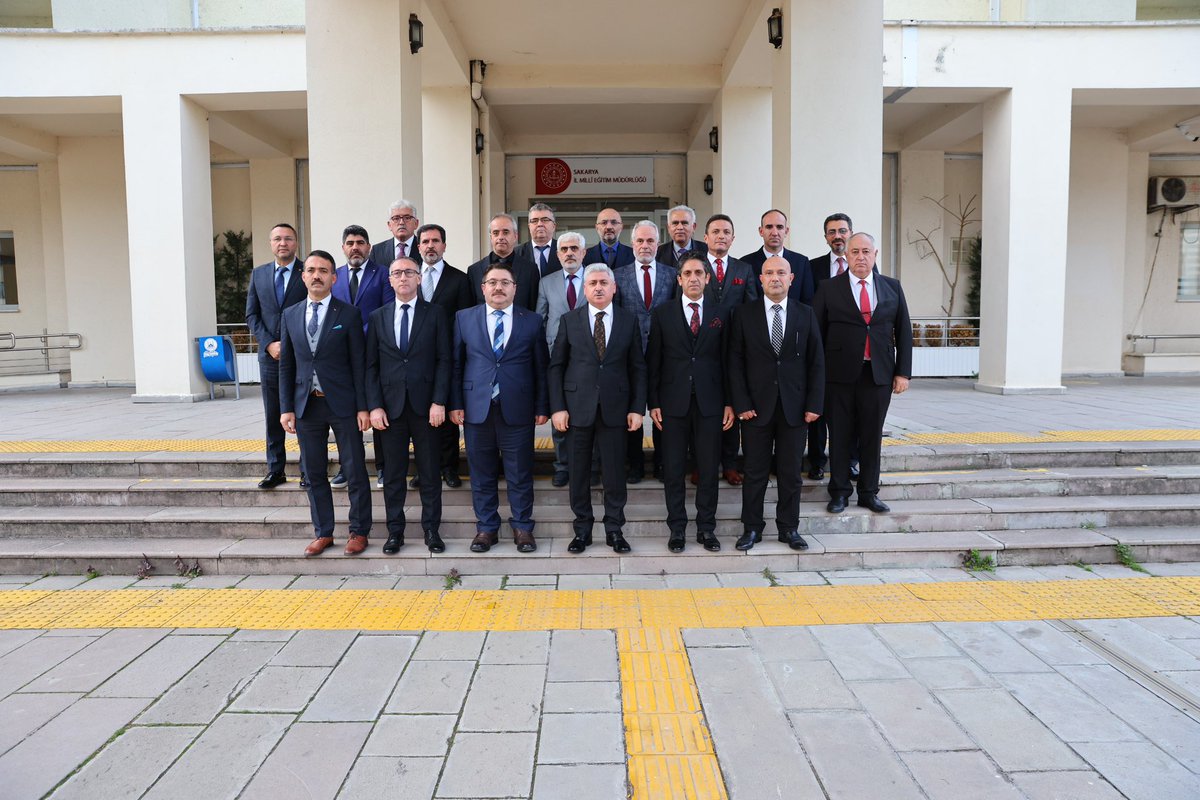 SakaryaValiligi's tweet photo. Valimiz Sayın Rahmi DOĞAN, İl Milli Eğitim Müdürlüğünü ziyaret ederek, İl Müdürü Coşkun BAKIRTAŞ, müdür yardımcıları ve diğer yetkililerle toplantıda bir araya geldi.

İlimiz genelindeki okulların durumu ve yürütülen çalışmalar ile faaliyetler hakkında brifing alan Valimiz Sayın @dogan_rahmi, tüm eğitimcilerimize görevlerinde başarılar temennisinde bulundu.
