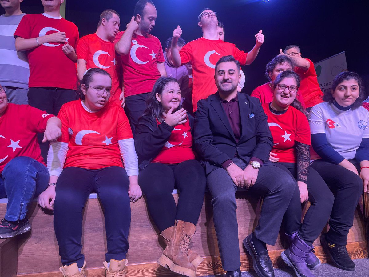 deva_uskudar's tweet photo. Üsküdar Engelsiz Yaşam Merkezinde İlçe Başkanımız Sn. Ali Huzeyfe Başkaya ile muhteşem çocuklarımızın gösterisini izledik.
Sevgi tüm engelleri ortadan kaldırır. https://t.co/6qmF8hcFfH
