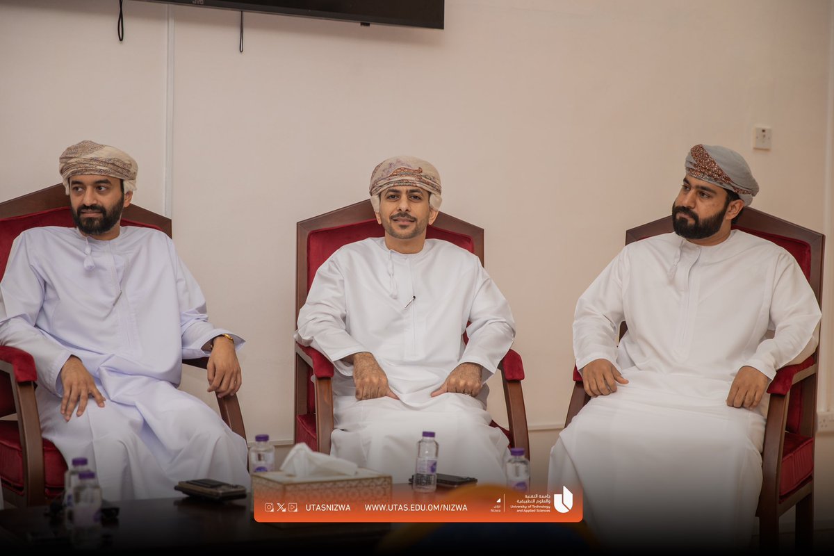 ضمن جهود جامعة التقنية والعلوم التطبيقية بنزوى لتعزيز التواصل بين الطلبة والخريجين، وتزويدهم برؤى تساعدهم على رسم مستقبلهم بثقة وإبداع ومساعدتهم على بناء مسارات مهنية واعدة. نظّم قسم التصميم بالجامعة جلسة حوارية استهدفت طلبة القسم،