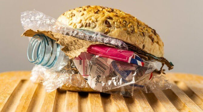 Thefishermanm's tweet photo. O ser humano médio consome microplásticos equivalentes a um cartão de crédito a cada mês.

Embora não possamos eliminá-los totalmente, existem formas de reduzir significativamente o seu impacto nas nossas vidas.

Aqui estão 10 maneiras de remover microplásticos de sua vida.

🧵 https://t.co/83wJIkWekU