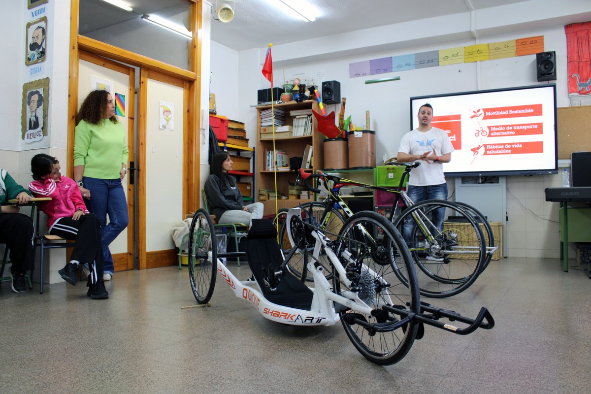 idemticos's tweet photo. 🖐️ Acabamos de disfrutar de una maravillosa mañana en el Colegio Guernica de @Ayto_SFH.

🗣️ Raúl Vallinot estuvo charlando con los alumnos de cuarto, quinto y sexto de primaria sobre el deporte adaptado en el marco de las jornadas sobre diversidad del centro.

#CiclismoParaTodos https://t.co/dbkVnHX9z3