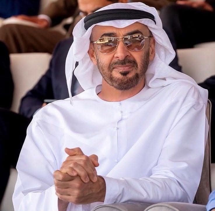 الأخوة الشماليين المنزعجين من مشاهدة صور للشيخ محمد بن زايد واعلام دولة #الامارات في احتفالية المركز الثقافي #بشبوة واغمضوا اعينهم عن صور ملاللي ايران وزعامتها واعلامها المعلقة في جولات وشوارع وميادين #صنعاء نقولهم كلوا تبن....وهذه برضه صورة للشيخ محمد بن زايد حلاية لكم وسمعونا