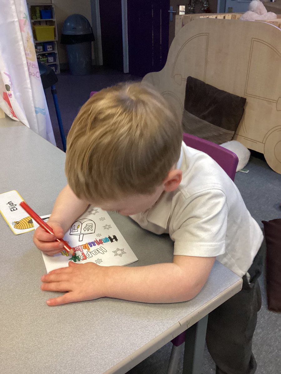 MissWalker1300's tweet photo. This Afternoon in Nursery, we have learnt all about Hanukkah and made our own Hanukkah greeting cards and designed our own Dreidel😊 @stjs_staveley #joeysUTW https://t.co/CIh69SpGRp