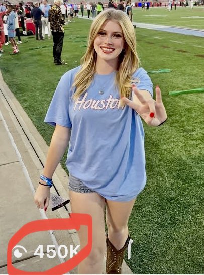 nuttallriley1's tweet photo. Update, the University of Houston Athletics Department asked me if Iβd help influence the new #HoustonBlue uniforms. As a student of course I agreed (without pay π©). 450K views on the REEL I created. Iβm an effective influencer. https://t.co/lWQjo7Ryaa